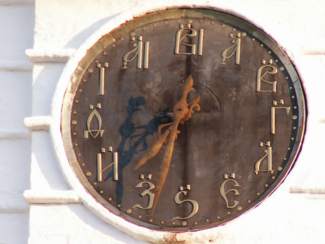 Кириллические числа на циферблате часов в Суздале